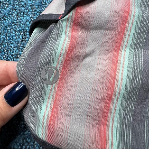 Lululemon Low Rise Speed Shorts in Alarming Ombre Vertical Stripe Size 4 - Picture 5 of 7